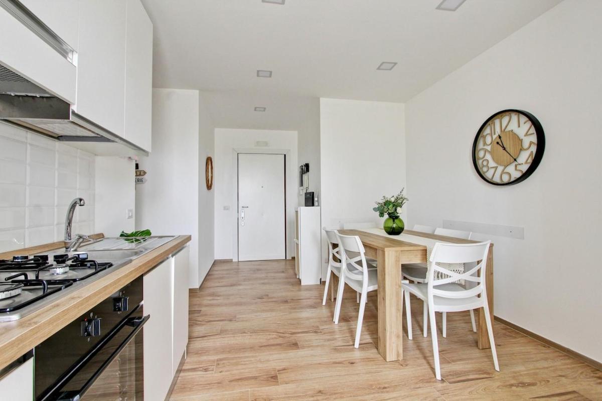 Eur Torrino Apartment, Vicino La Stazione Metro Tor Di Valle Appartamento Roma